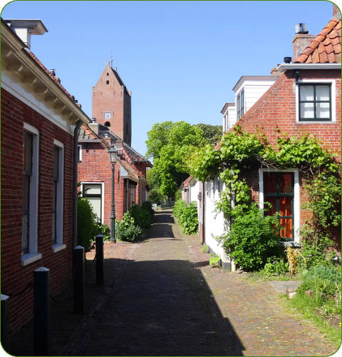 Smalste straatje van Nederland in Garnwerd, Groningen