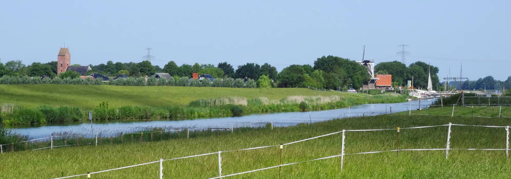 Uitzicht vanaf de Wetsingersluis op Garnwerd in Groningen