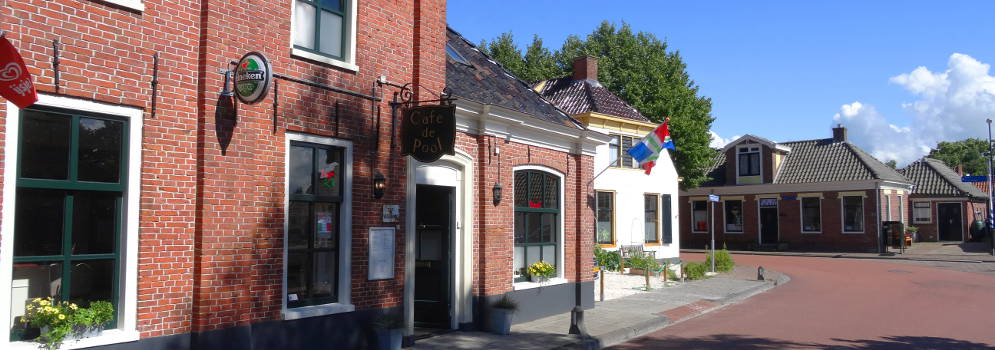 Straat en café in Eenrum, Groningen