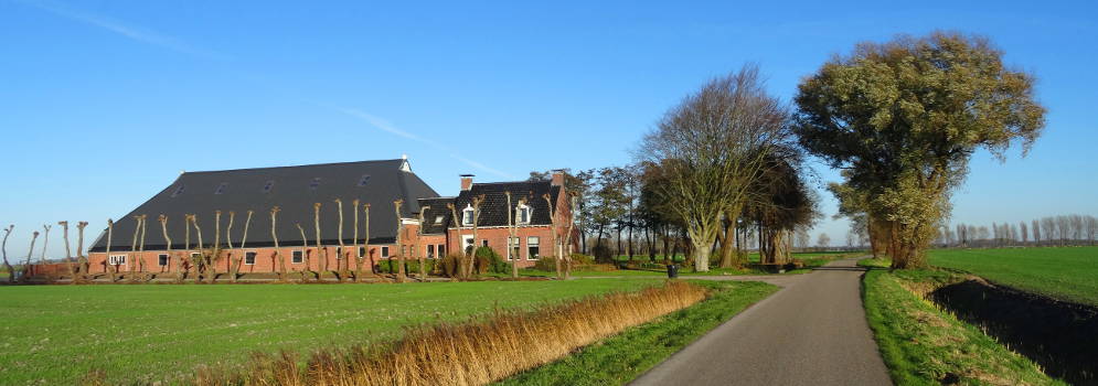 Kop-hals-romp boerderij aan de Handerweg in Eenrum, Groningen