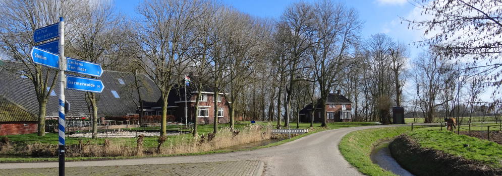 Boerderijen in het gehucht Hemert in Groningen