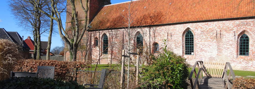 Pancratiuskerk en bruggetje in Godlinze, Groningen