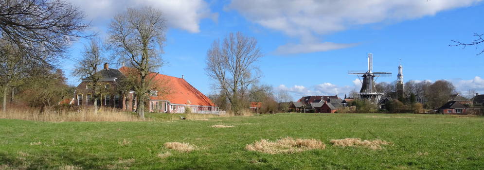 Boerderij, molen en kerk in Spijk, Groningen