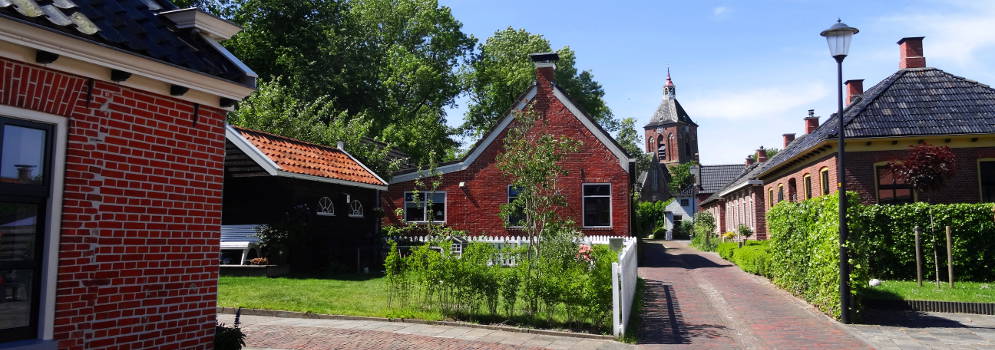 Kerkpad en de Hippolytuskerk in Middelstum, Groningen